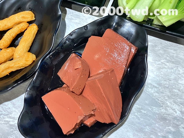 鴨血は硬めの煮凝りのような食感