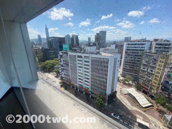 窓から見える台北101
