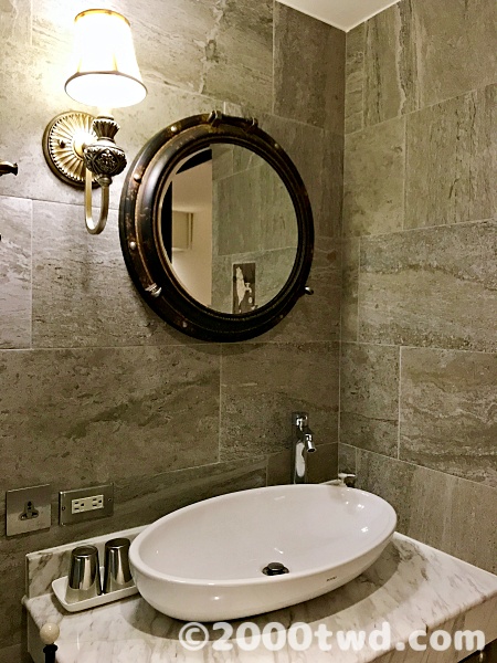 洗面台と船室モチーフの鏡
