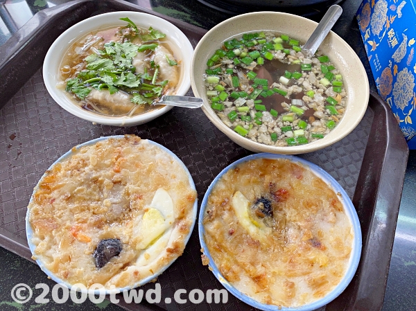 左上から魚羹湯、豬血加腸湯、下二つは碗粿