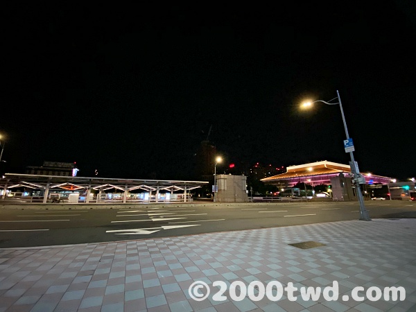 ホテル前から台北駅方向の風景（夜）