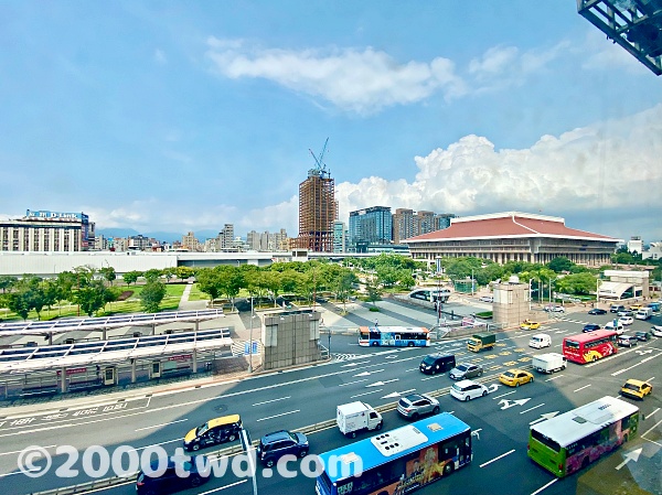 台鉄台北駅（右の赤い屋根の建物）と桃園メトロ台北駅（左の白い建物）