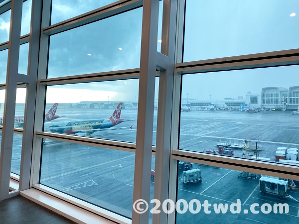 駐機中のエアアジア機と雨雲