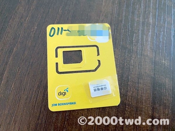 SIMカードの台紙と、台湾で使っているSIMカード