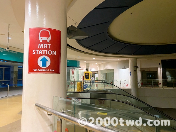 MRT駅に接続する廃墟風ショッピングモール