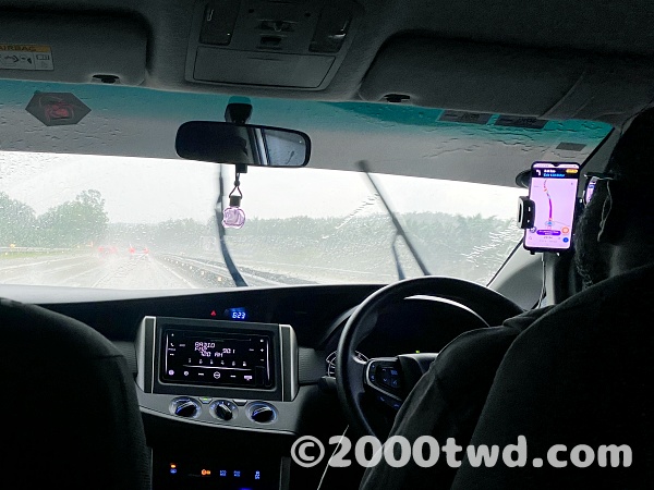 雨の高速道路