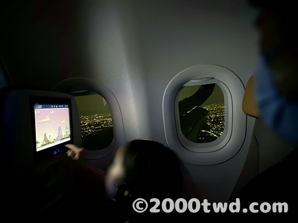 台湾上空の夜景と窓際席の様子