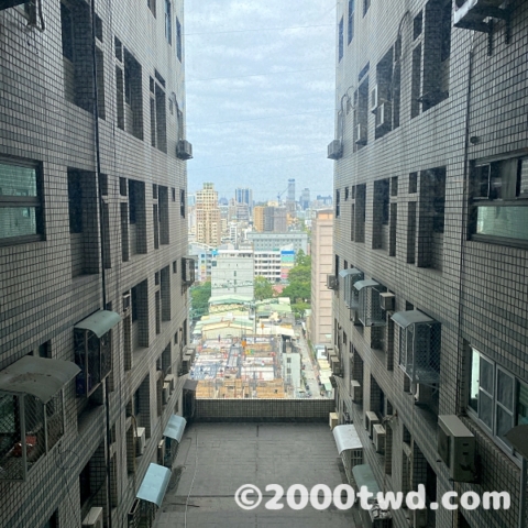 ラウンジからメトロ駅方面の景色