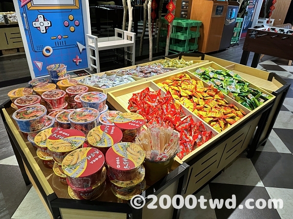 無料のカップラーメンとスナック菓子