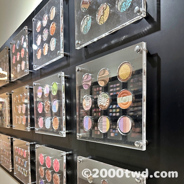 アイシャドウやフェイスパウダーなどの展示