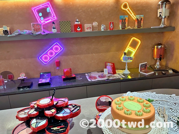 コスメプロダクトのディスプレイ展示