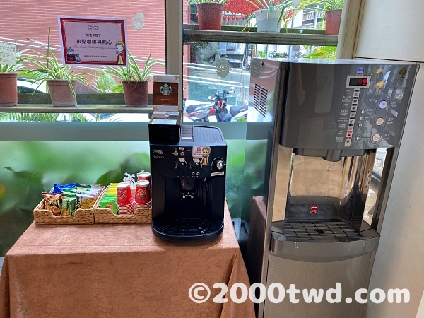 無料のスナックと給湯器。スターバックスのコーヒーもある