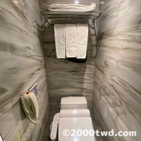トイレの上の棚に3人分の大小タオルが準備されている