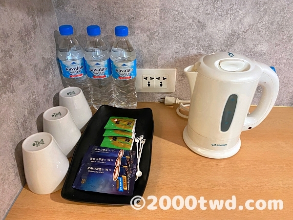 ミネラルウォーター、ティーバッグと電気ケトル