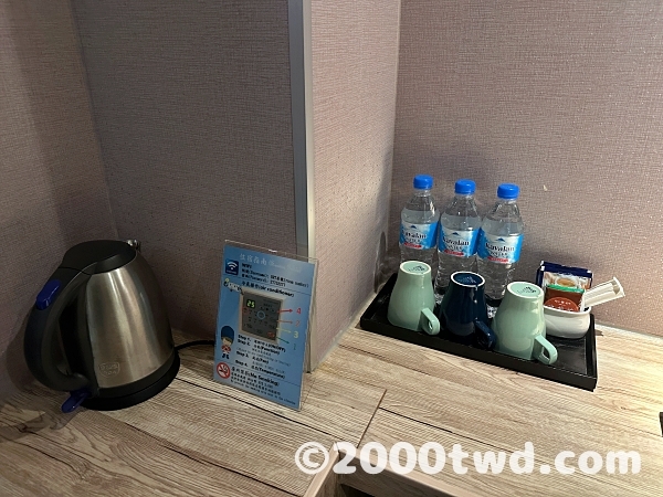 電気ケトルとマグカップ置き場