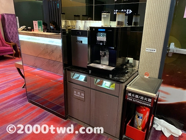 フロント前のコーヒーマシーンと給湯器