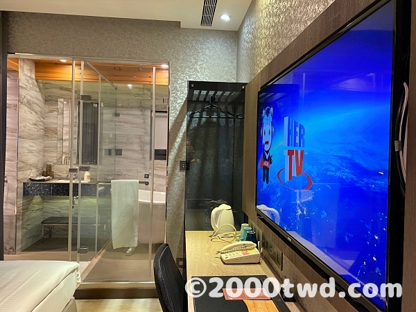 デスク、TV、クローゼットの配置