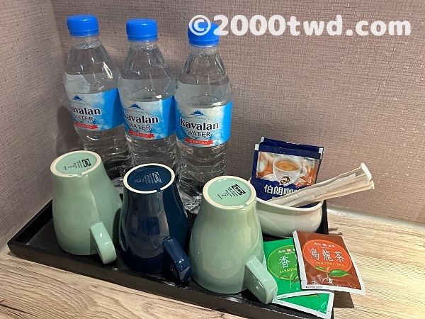 ミネラルウォーターとティーバッグ、インスタントコーヒー
