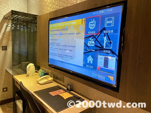 PCを使うスペースと、小物を置ける程度のデスク