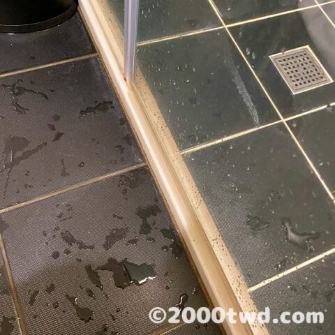 シャワーブースの水が漏れるのが難点