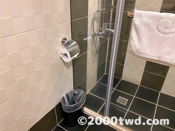 トイレットペーパーが遠い謎設計（台湾あるある）