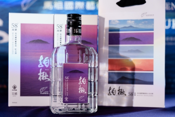 記念デザインの58度高粱酒