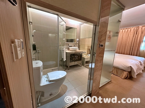 左手にガラス張りのバスルーム