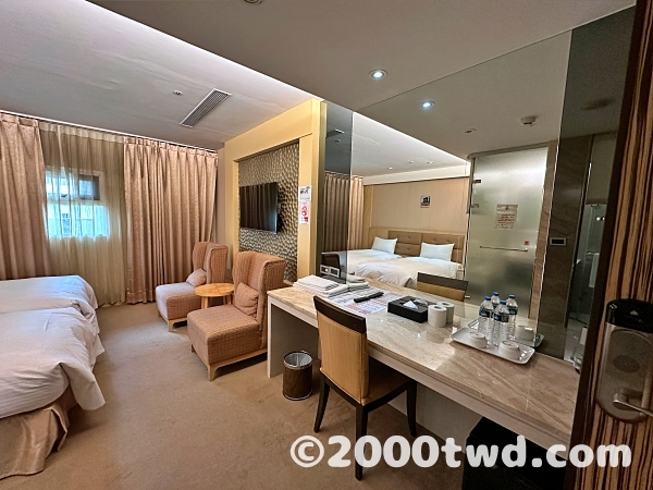 大きな鏡の効果もあり広めに感じる客室