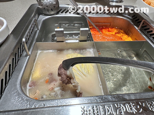 4つに分かれた鍋が特徴