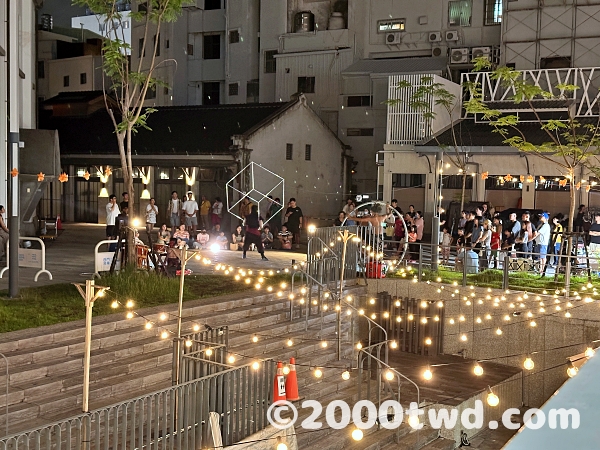 大道芸人のショーのようです