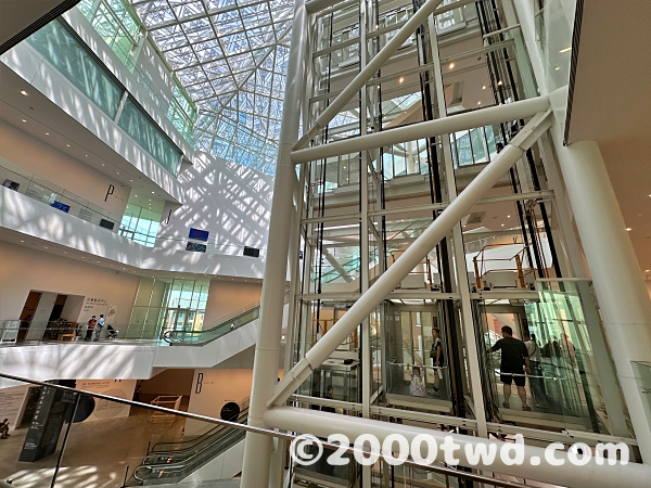 白×ガラスを多用した透明感のある吹き抜け空間