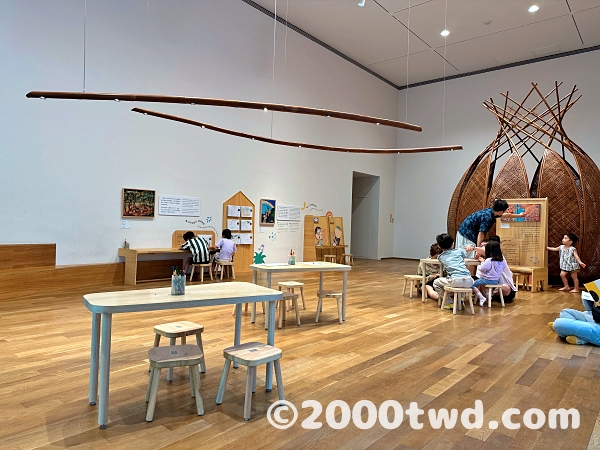 絵本やお絵描きコーナーなどもあり