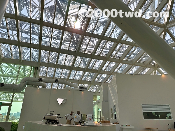 最上階のカフェとガラスの天井