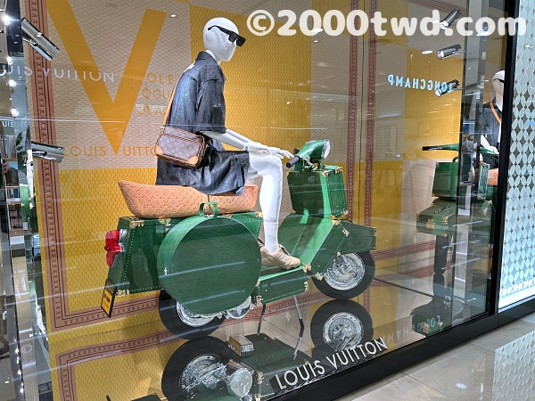 ルイヴィトンの印象的なショーウィンドウ