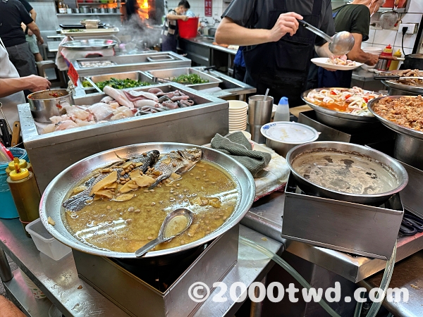 店頭に並ぶ料理の数々