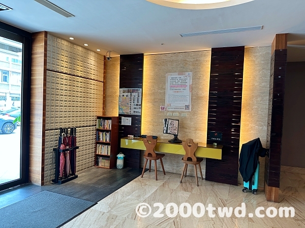 エントランスに貸出用の傘がある