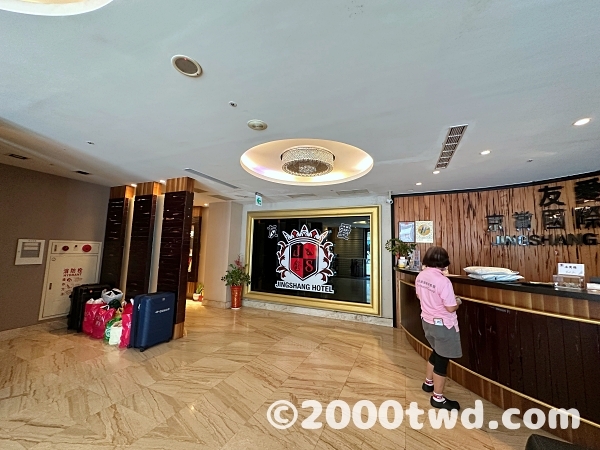 フロントエリア。必ず誰かいる安心感