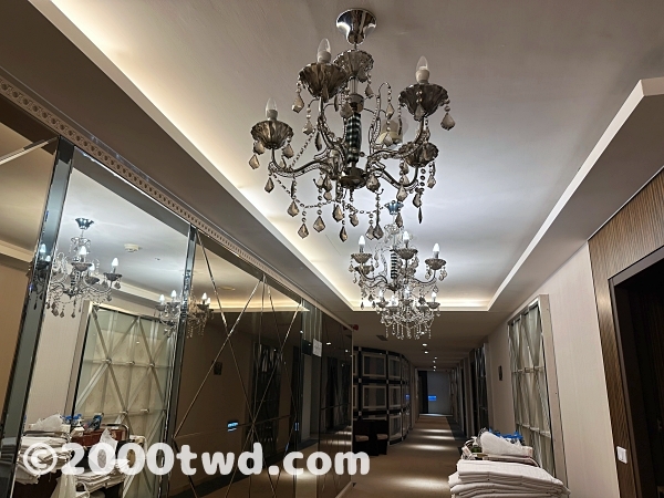 廊下のシャンデリアや鏡がゴージャス