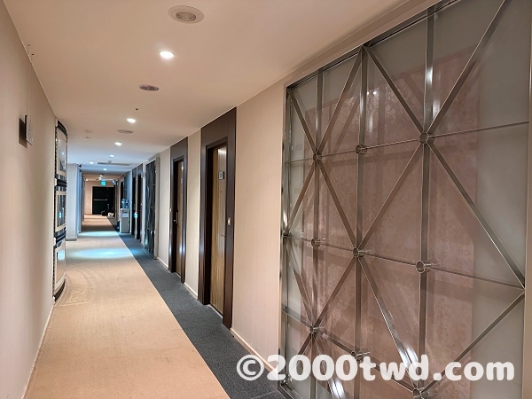 廊下の雰囲気は4つ星ホテル