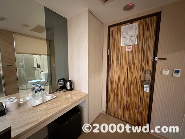 入り口の手前にクローゼット、冷蔵庫等