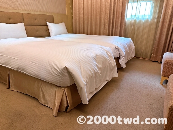 ベッド高はやや高め。カーペットフロアで子連れでも安心