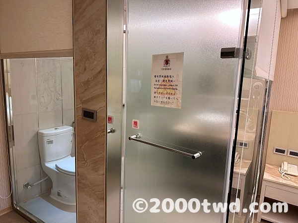 バスルームは二面ガラス壁、ロールカーテンで隠す