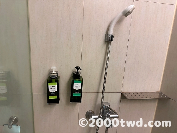 シャンプーとシャワージェルは備え付け