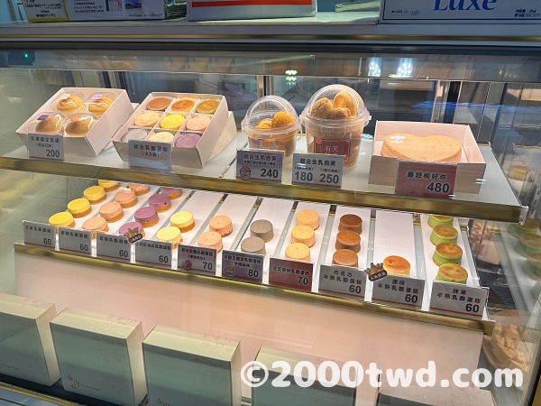 チーズケーキとシュークリームの陳列ケース