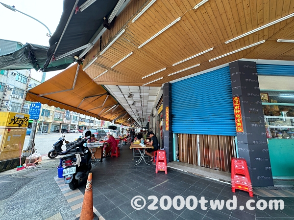 建物の外にも店が並ぶ